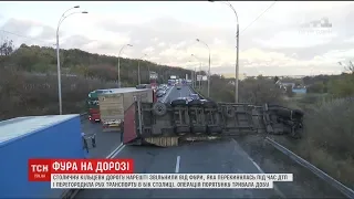 На Окружній у Києві, де напередодні перекинулася фура, розблокували рух авто