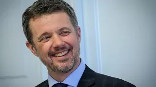 Derfor har kronprins Frederik et blåt mærke ved øjet