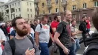 Workers march onto government building in Minsk