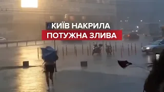 Київ знову накрила шалена злива: небо різко почорніло, будинків не видн