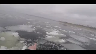 На лодке среди льдин! первая рыбалка на судака в 2019