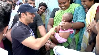 Salman Khan Playing With Poor SLUM Kids In Mumbai
