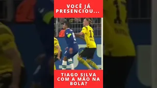 Lá ele Tiago Silva com a mão na bola