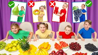 Cinq enfants mangent des fruits au lieu de sucreries