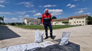 Ecco il modo corretto per costruire una barriera contro l'acqua con i sacchi di sabbia