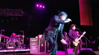 tom keifer (cinderella)falls while singing shake me live 1987 and 2019