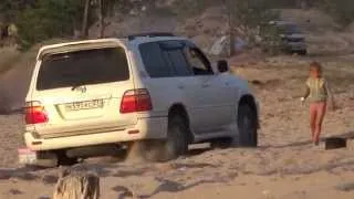 Toyota Land Cruiser vs песок. Land Cruiser застрял в песке на Байкале.