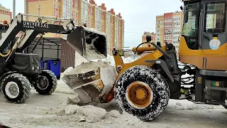 Уборка снега во дворах. Быстрая работа погрузчиков в тандеме. Clearing snow with front loaders