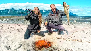 SURVIVING THE ARCTIC🥶(Foraging & Fishing Catch & Cook)