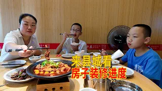 週末帶孩子去縣城，媳婦點一桌好吃的，看看新房裝修進度