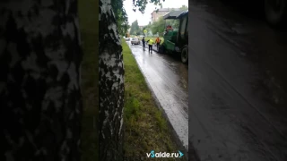 В Верхней Салде новый асфальт на улице Сабурова укладывают в дождь