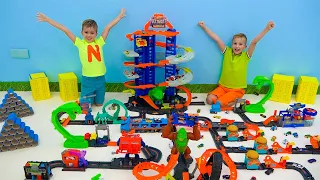 Vlad và Niki giả vờ chơi Carwash và xây dựng thành phố Hot Wheels