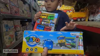 Ade bocil beli mainan bus tayo