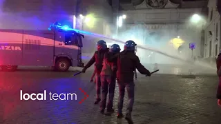 Roma, scontri sera 27 ottobre 2020: cariche della polizia, idrante in Piazza del Popolo