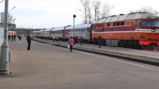ТЭП70-0126 прибывает с поездом №9 Москва — Псков.