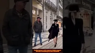 Настоящая женщина идёт по Европе