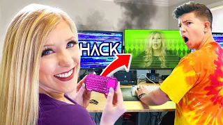 WIRELESS KEYBOARD PRANK HACK on PrestonPlayz STREAM! (5 Funny April Fools Pranks)