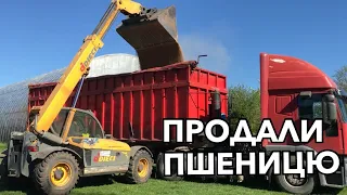 Грузим пшеницю і тюки соломи