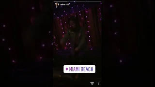 Anitta ouvindo e dançando sua nova musica em Ingles