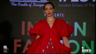 Stunning moment! Those moments of incredible beauty on a fashion show