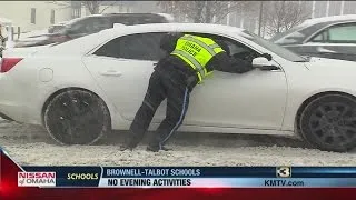 Drivers thank Omaha police officer who helped push cars
