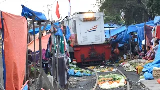 Pasar Belawan TRAIN ON THE MARKET Kereta Api di Pasar