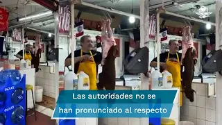 Exhiben a carnicero desollando a perro para vender su carne en un mercado