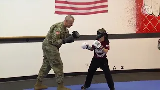 Hermosa sorpresa de un padre a su hijo en su clase de Taekwondo
