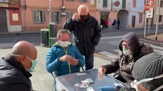 Corona-Quarantäne zum Trotz: Kartenspielen mit Atemschutz  in Italien