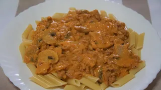 MACARRONES CON CARNE PICADA , TOMATE Y NATA