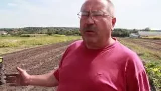 5 Сергій Ткаченко копає картоплю мінітрактором власої розробки.