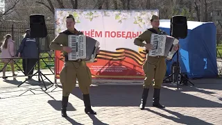 Праздничный концерт в честь Дня Победы прошел в Новогоднем сквере // "Новости 49" 07.05.24