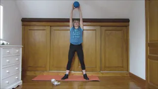 gymnastique douce pour enfant avec un objet