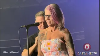 RAW: Bryan Adams signs fan's shoulder