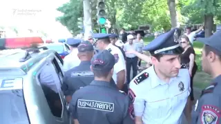 Нападение вооруженных лиц на здание полиции в Ереване