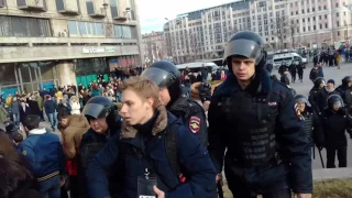 Омон разгоняет людей Москва 26 марта 2017 на шествии Навального