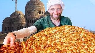 IRAQI PIZZA Lahm Bi Ajeen!! STREET FOOD MASTERS in Mosul, Iraq!!