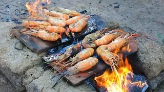 Primitive Technology: Cooking Shrimp on the Tiles For Dinner | Cooking Seafood