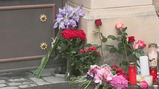 Mort de Tina Turner: fleurs et bougies devant son domicile | AFP Images