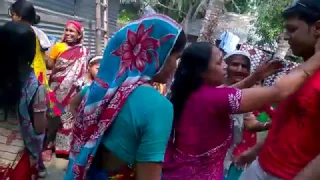 বিদেশ থেকে চার বছর পর কাওকে না জানিয়ে বাড়িতে আসা।