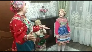 Веселая пляска бабушки с внучкой Лизой и Аней.