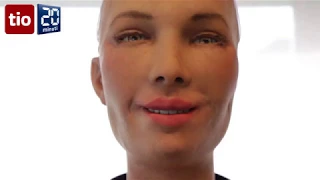 Il robot Sophia che parla agli umani