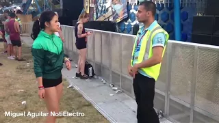 Chica Rave anima bailar a guardia de seguridad ||Gabber sesh with security guard at Defqon
