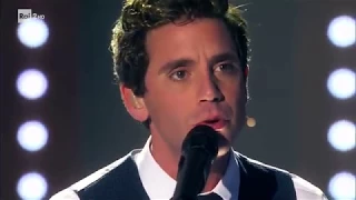 Mika canta 'Pick up off the floor' - Stasera CasaMika 07/11/2017