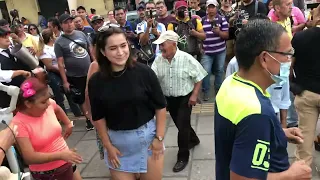 Todas las mujeres quieren bailar con el pirulino salvadoreño en el parque libertad