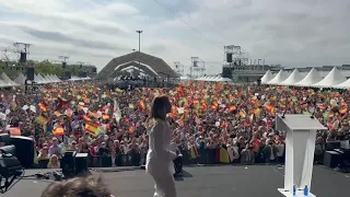 Straordinaria accoglienza a Madrid per Giorgia Meloni nella piazza dei patrioti spagnoli di Vox