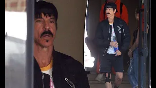 Red Hot Chili Peppers rocker Anthony Kiedis leaves Perth hotel with bandaged leg as the band complet