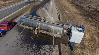 На трассе Днепр-Запорожье перевернулась фура: подсолнечное масло выливается на дорогу
