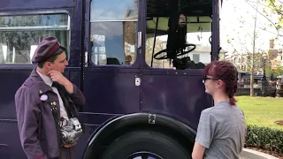 My niece meeting the bus driver & the shrunken head guy from Harry Potter @universal studios Orlando