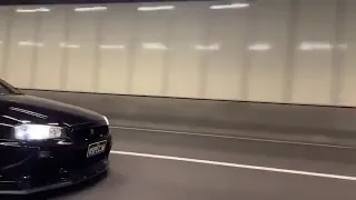 Nissan Skyline r34 Gt-r acelerando forte no túnel